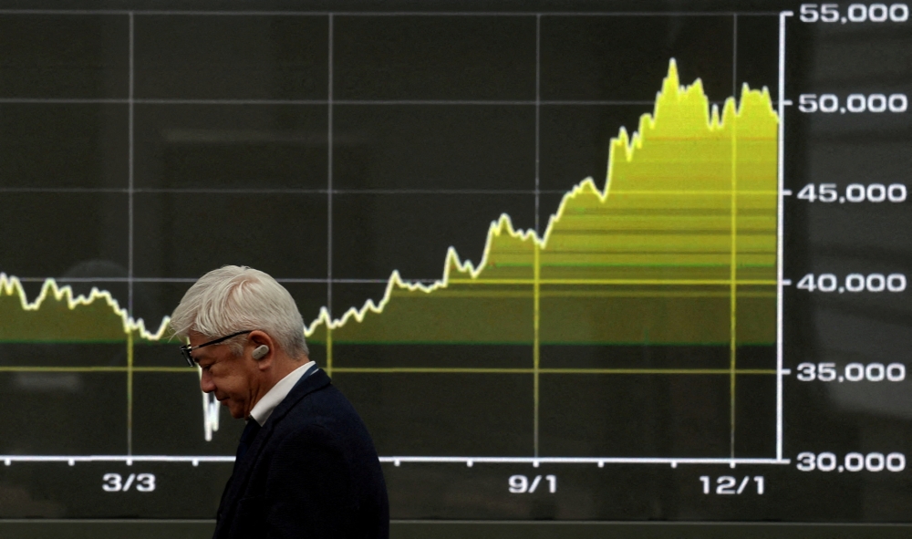 الأسهم اليابانية ترتفع مع تراجع عوائد السندات من مستوياتها القياسية 