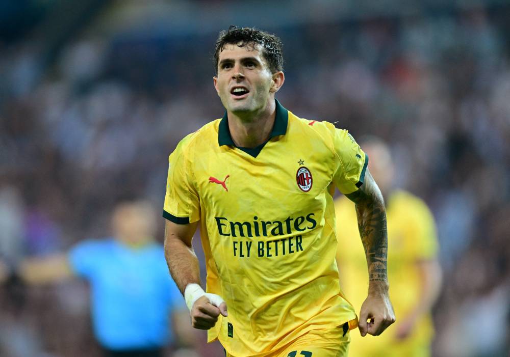 شائعات تربط نجم ميلان بنجمة هوليوود 