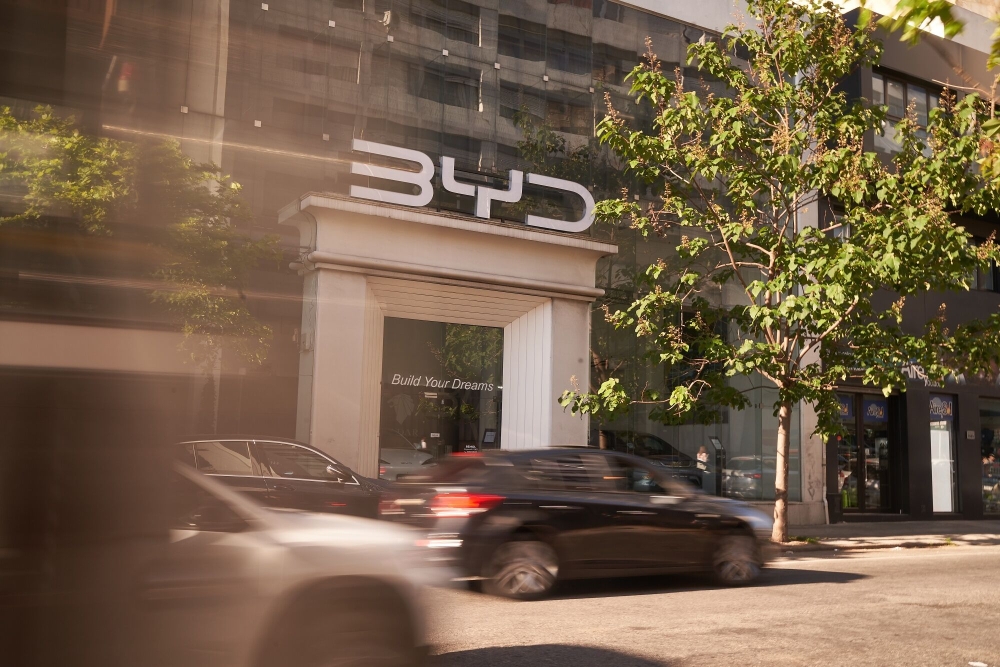 «بي واي دي» الصينية تزاحم تيسلا بمبيعات السيارات الكهربائية في 2025 