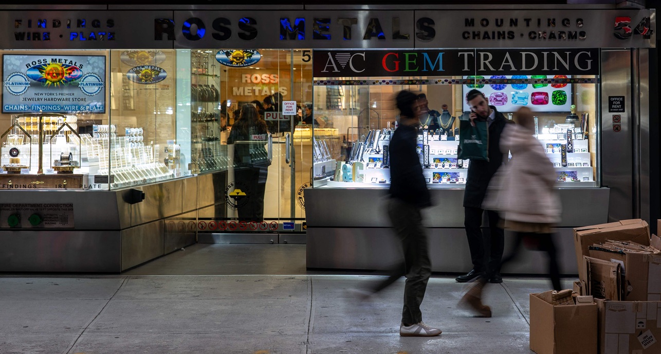 الفضة يحلّق فوق 62 دولاراً.. وانقسام الفيدرالي يهبط بالذهب 