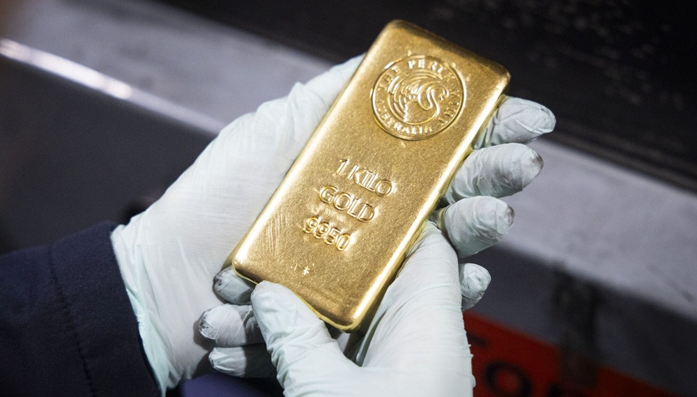 الذهب والفضة يتراجعان قليلاً بعد بيانات ترفع شهية المخاطر 