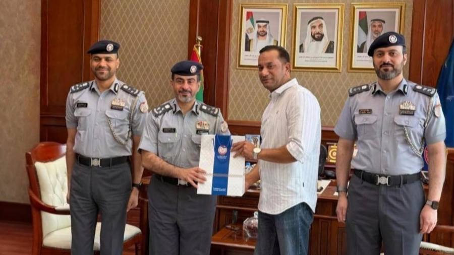 شرطة أبوظبي تكرم آسيوياً لأمانته 