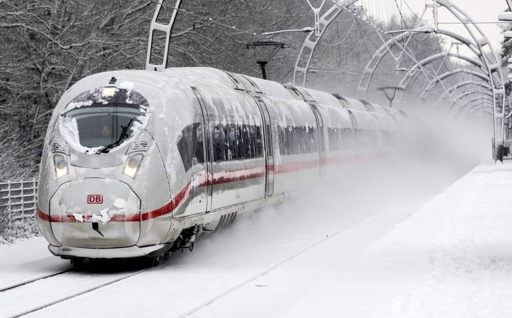 في هولندا.. الثلوج تشل حركة القطارات والطائرات 