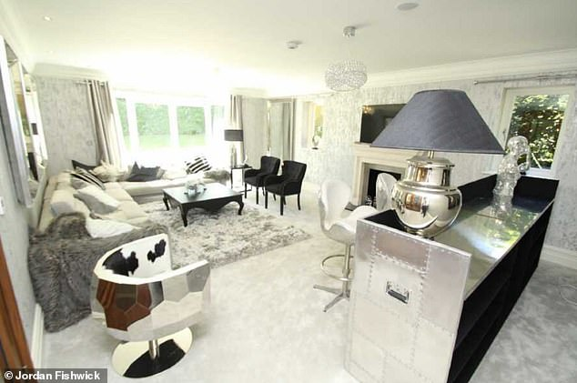 زوجة أموريم سعيدة بفراق الديكور الباهت 