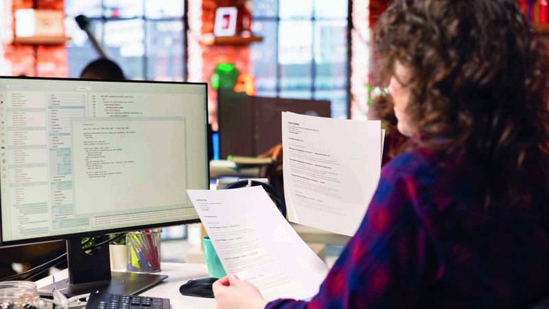 روابط مزيفة ورسوم خادعة تنصب فخاخاً للباحثين عن عمل رقمياً 