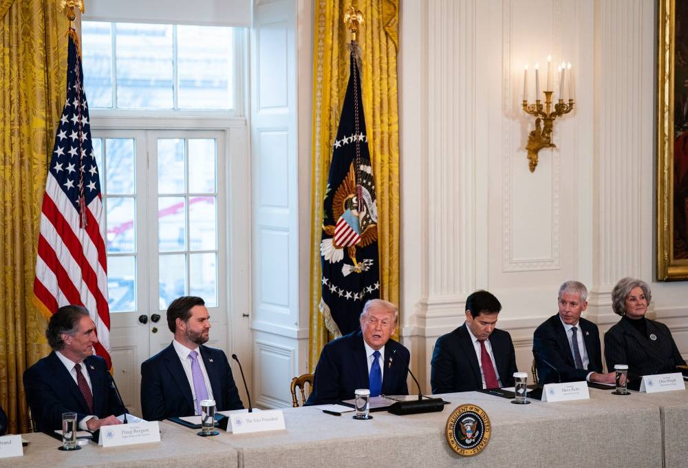 ترامب يحض شركات النفط الكبرى على الاستثمار في فنزويلا 