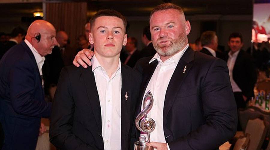 مانشستر يونايتد يمنع ابن روني من لبس «حذائه» 