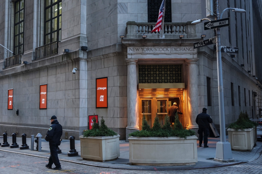 تباين أداء الأسهم العالمية.. والذهب والفضة عند قمم جديدة 