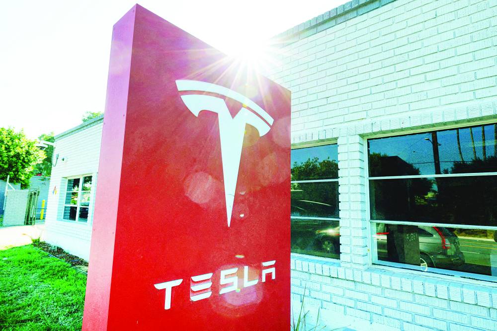 نظام «تيسلا» للقيادة الذاتية باشتراك شهري 