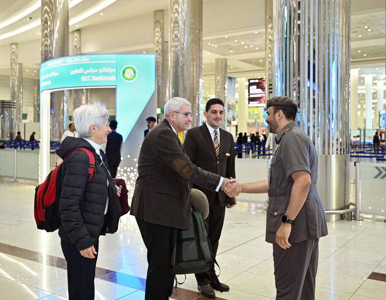 استقبال استثنائي للفائزين بجائزة «نوابغ العرب» في مطار دبي 