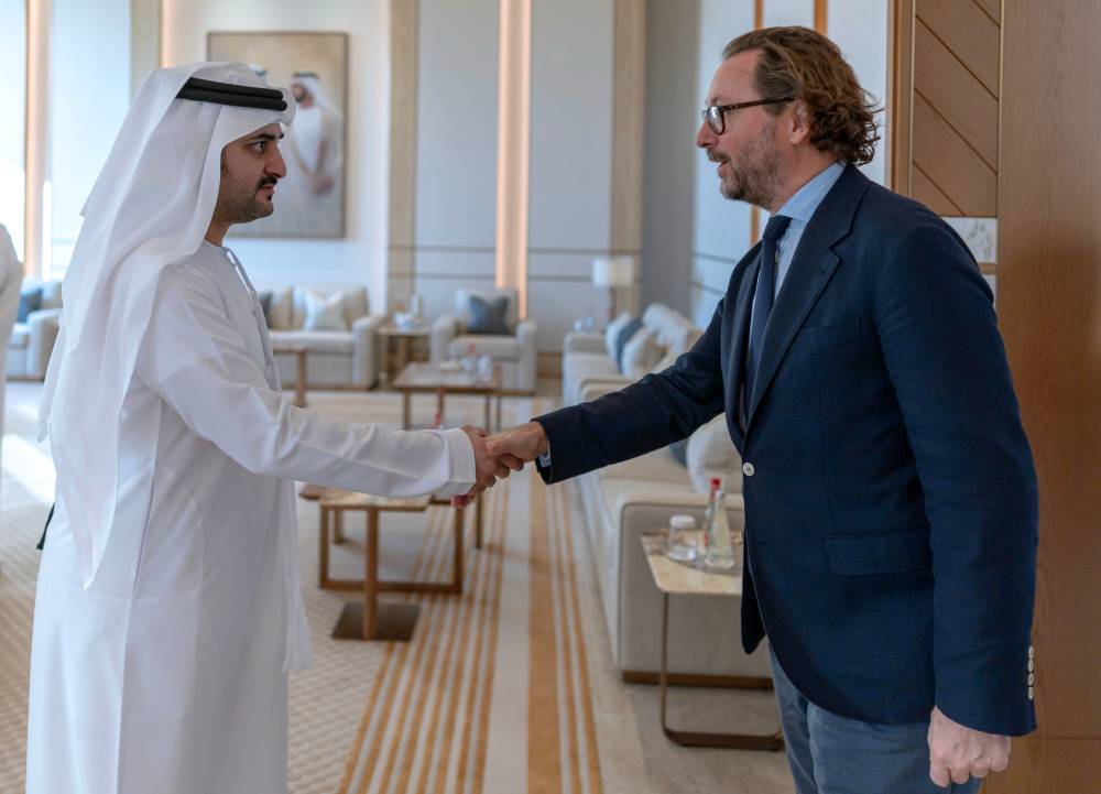 مكتوم بن محمد يبحث التعاون مع الرئيس التنفيذي لـ «ريتشمونت» 