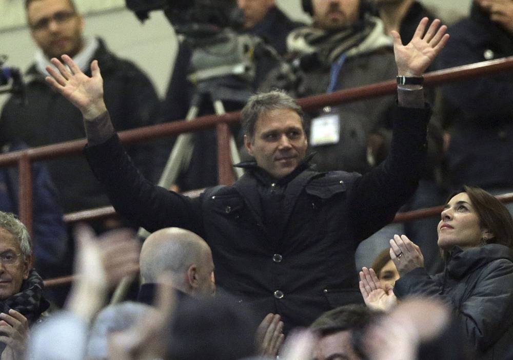 فان باستن يترك استوديو التحليل بسبب زوجته 