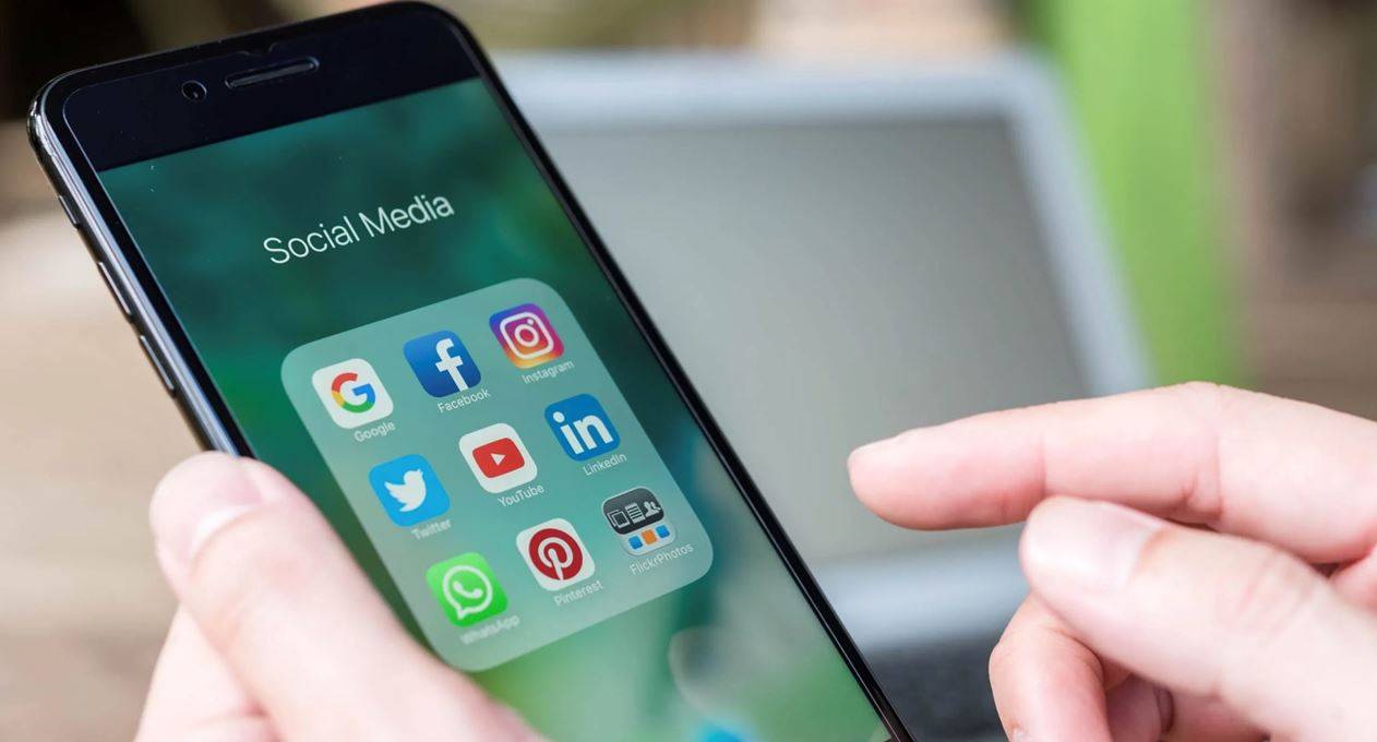 «اللوردات البريطاني» يقر حظر وسائل التواصل لمن هم دون 16 عاماً 