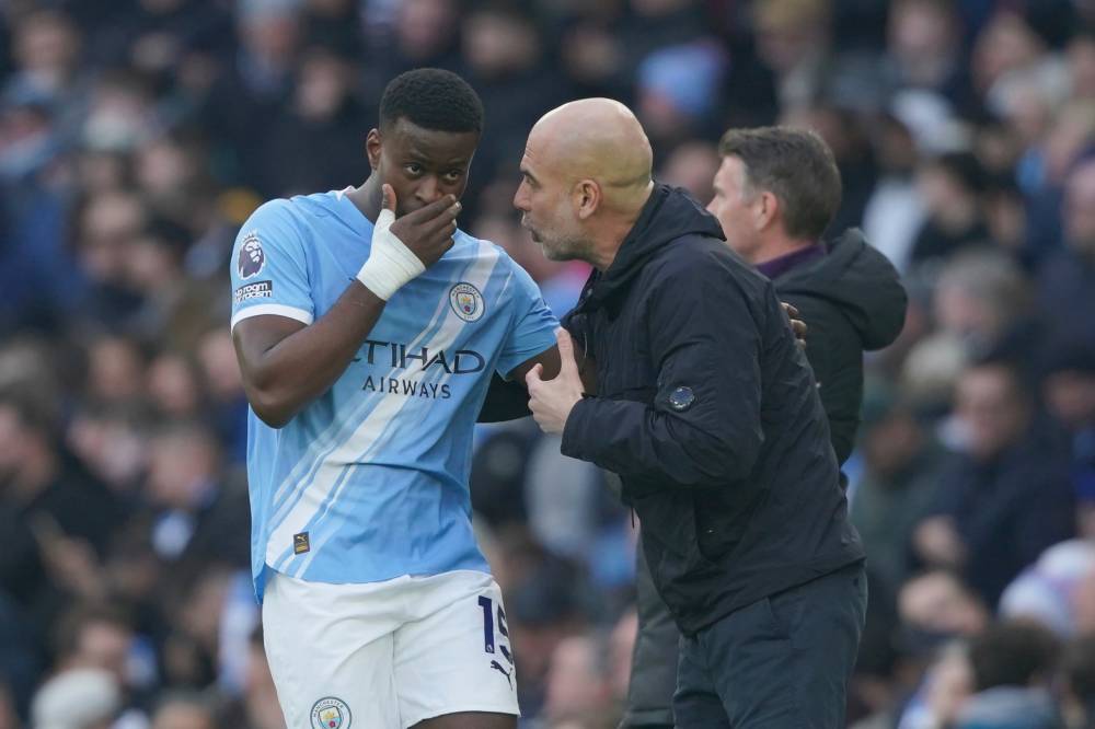 غوارديولا ينتقد التحكيم بعد الفوز على الذئاب 