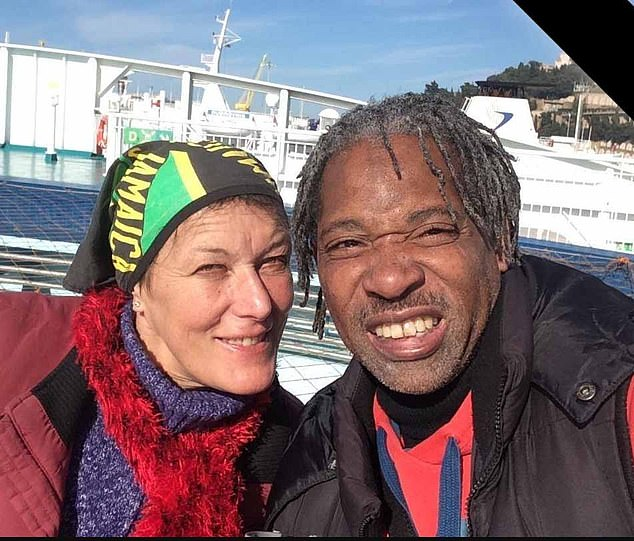 يوناني يخدع زوجته وجزيرة كاملة بأنه أسطورة اليونايتد 