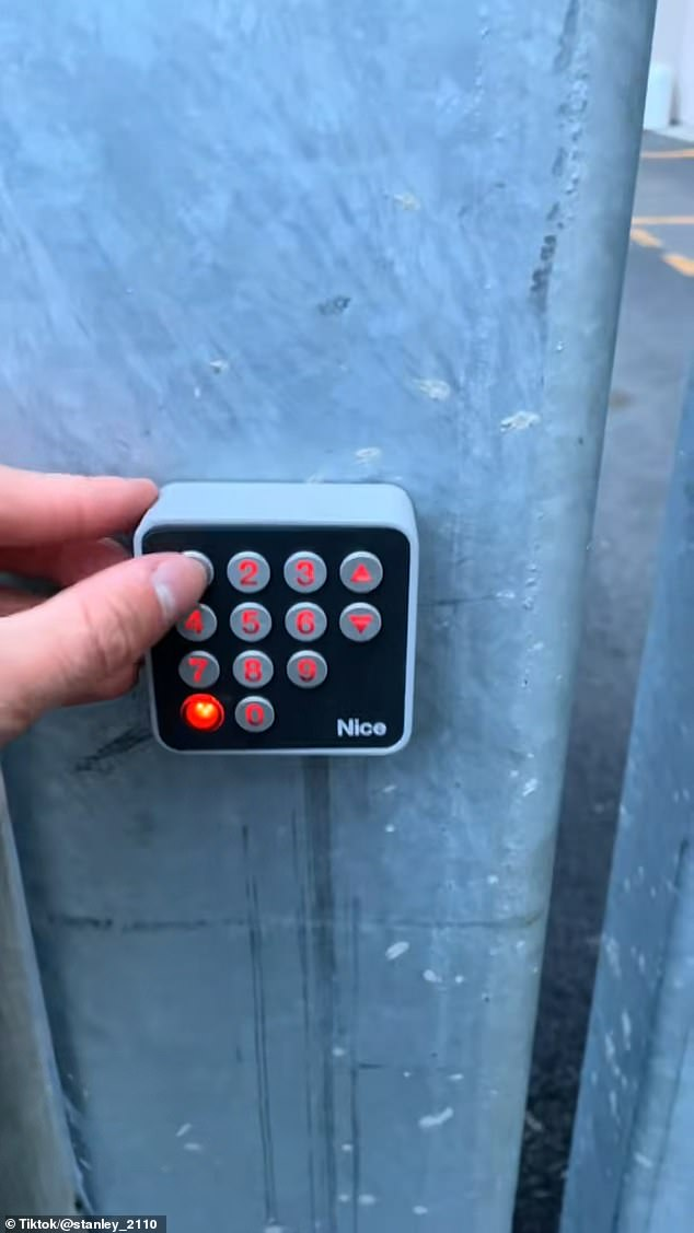 مشجع يفك شيفرة بوابة أتالانتا الإيطالي 