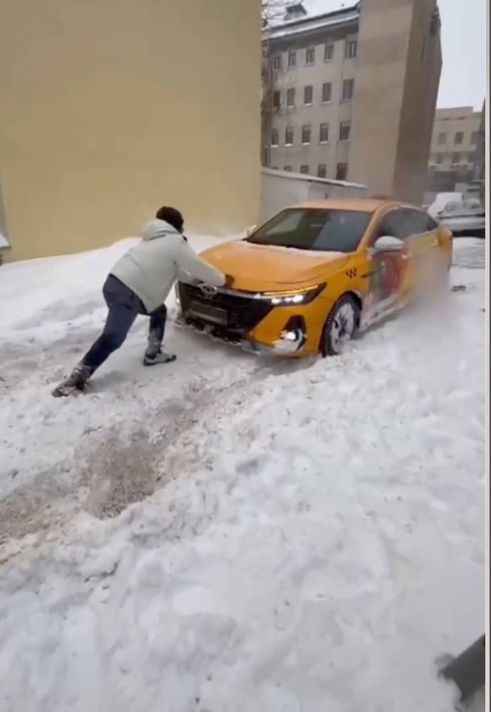 الخيال خلال مساعدته لسائق تاكسي روسي