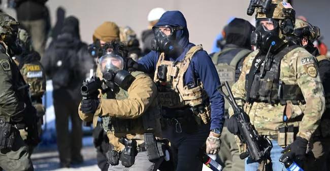 من يجني أرباح سياسة ترامب ضد المهاجرين؟.. عقود بـ22 مليار دولار تكشف الحقيقة 