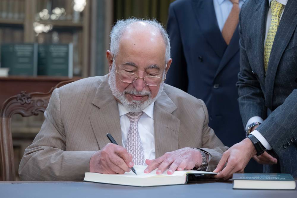 حاكم الشارقة يطلق النسخة البرتغالية من إصداره «البرتغاليون في بحر عُمان» 