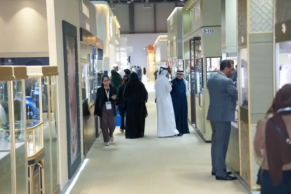 «جواهر الإمارات» يبهر الزوار بتصاميم «الجناح الفاخر» 