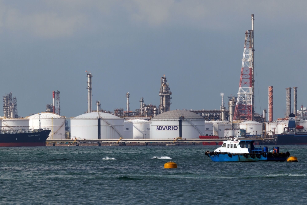 النفط يهبط مجدداً في بداية تعاملات الأسبوع.. وبرنت عند 67 دولاراً للبرميل 