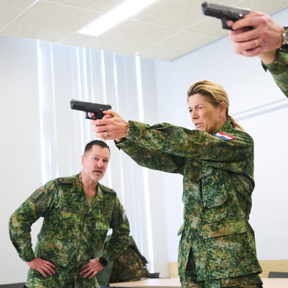 لماذا قررت ملكة هولندا الانضمام إلى الجيش؟ 