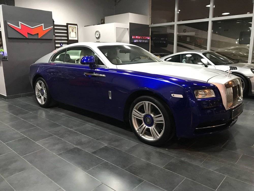 يخون الصداقة ويستولي على سيارة «رولز رويس» 