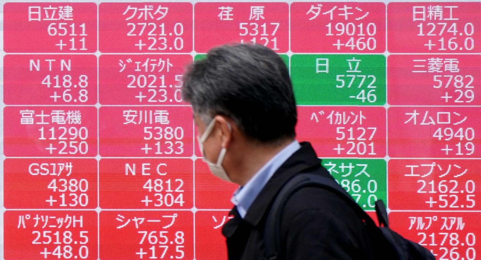 الدولار تحت ضغط البيانات الاقتصادية.. والين يستفيد من «شراء اليابان» 