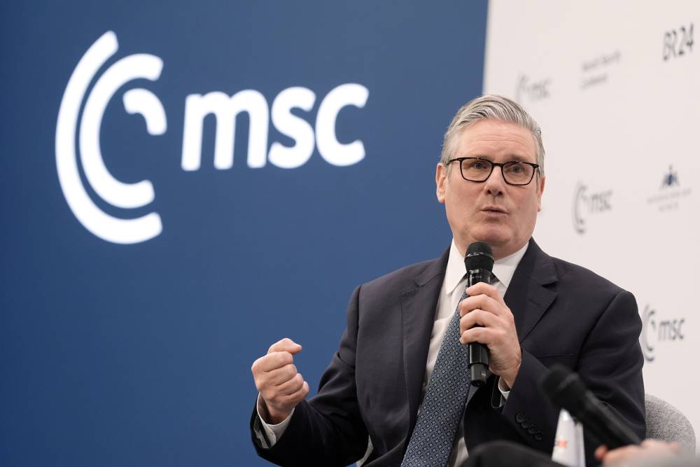 ستارمر: علينا بناء «قوة صلبة» والتأهب للقتال إذا لزم الأمر 