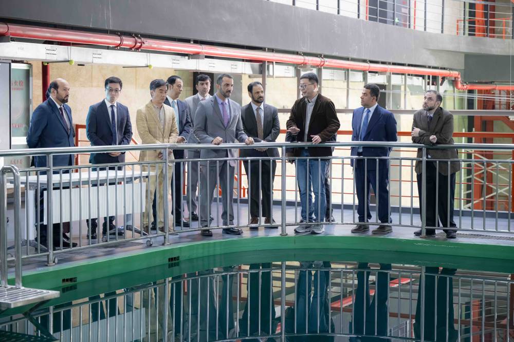 سلطان بن أحمد يزور استوديوهات ومتنزه شنغهاي السينمائي في الصين