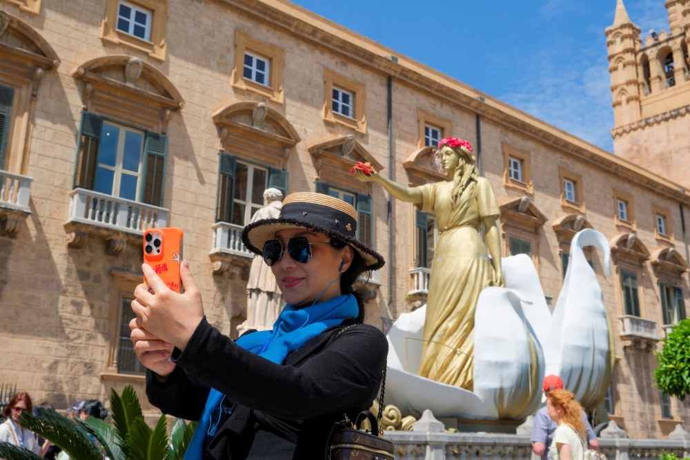 تباطؤ سفر الأمريكيين إلى أوروبا للمرة الأولى منذ الجائحة 