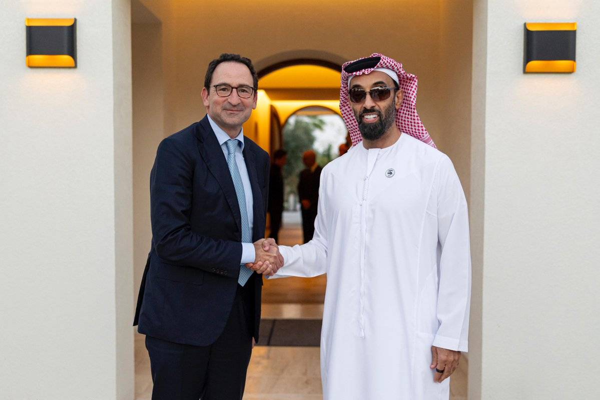 طحنون بن زايد يبحث مع رئيس مجلس إدارة بلاكستون دور الذكاء الاصطناعي في دعم الاستثمار