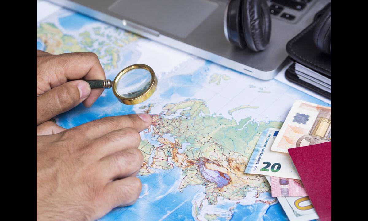 كيف تحمي ميزانيتك من رسوم السحب في الخارج؟ 