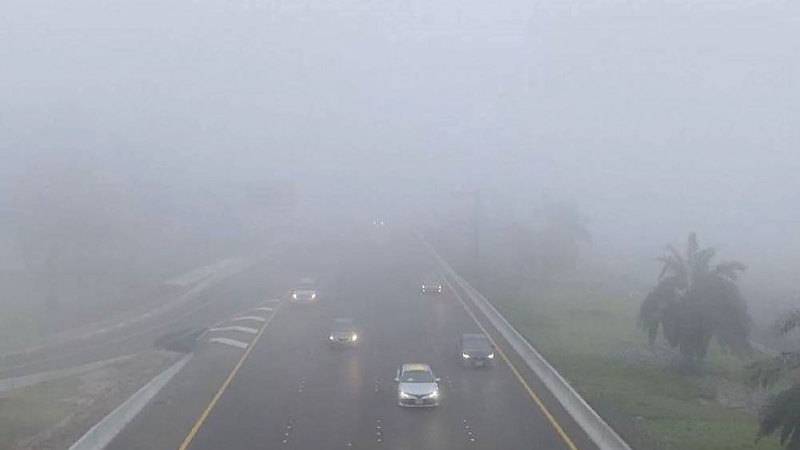 الأرصاد تحذر من تدني الرؤية وانعدامها بسبب الضباب حتى العاشرة صباحاً 