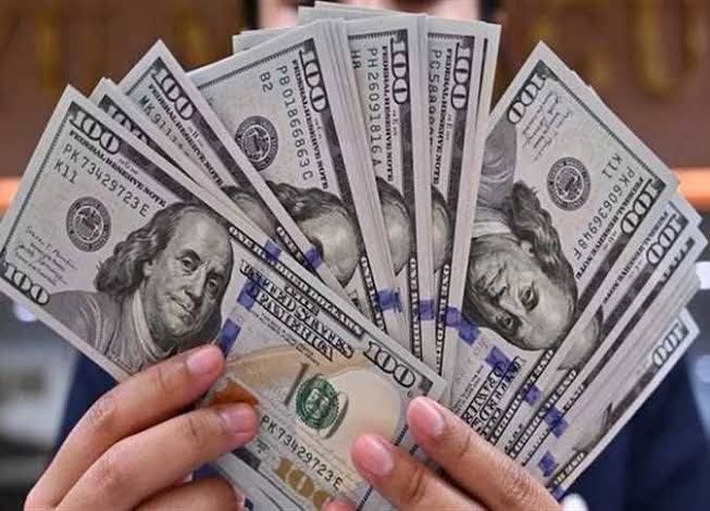 الدولار يكسر حاجز 48 جنيهاً.. تحركات مفاجئة في سوق الصرف بمصر 