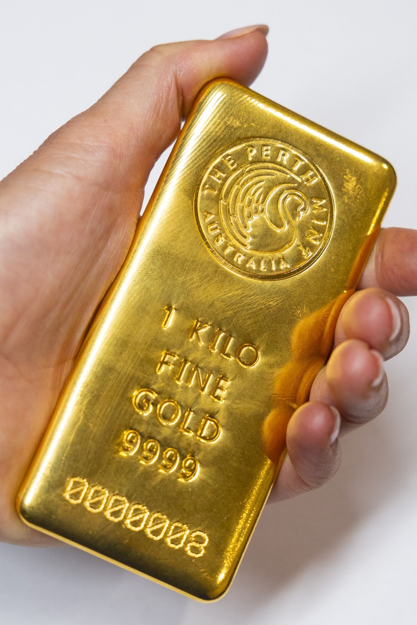 الذهب ينتعش قليلاً عند 5000 دولار بدعم عمليات الشراء 