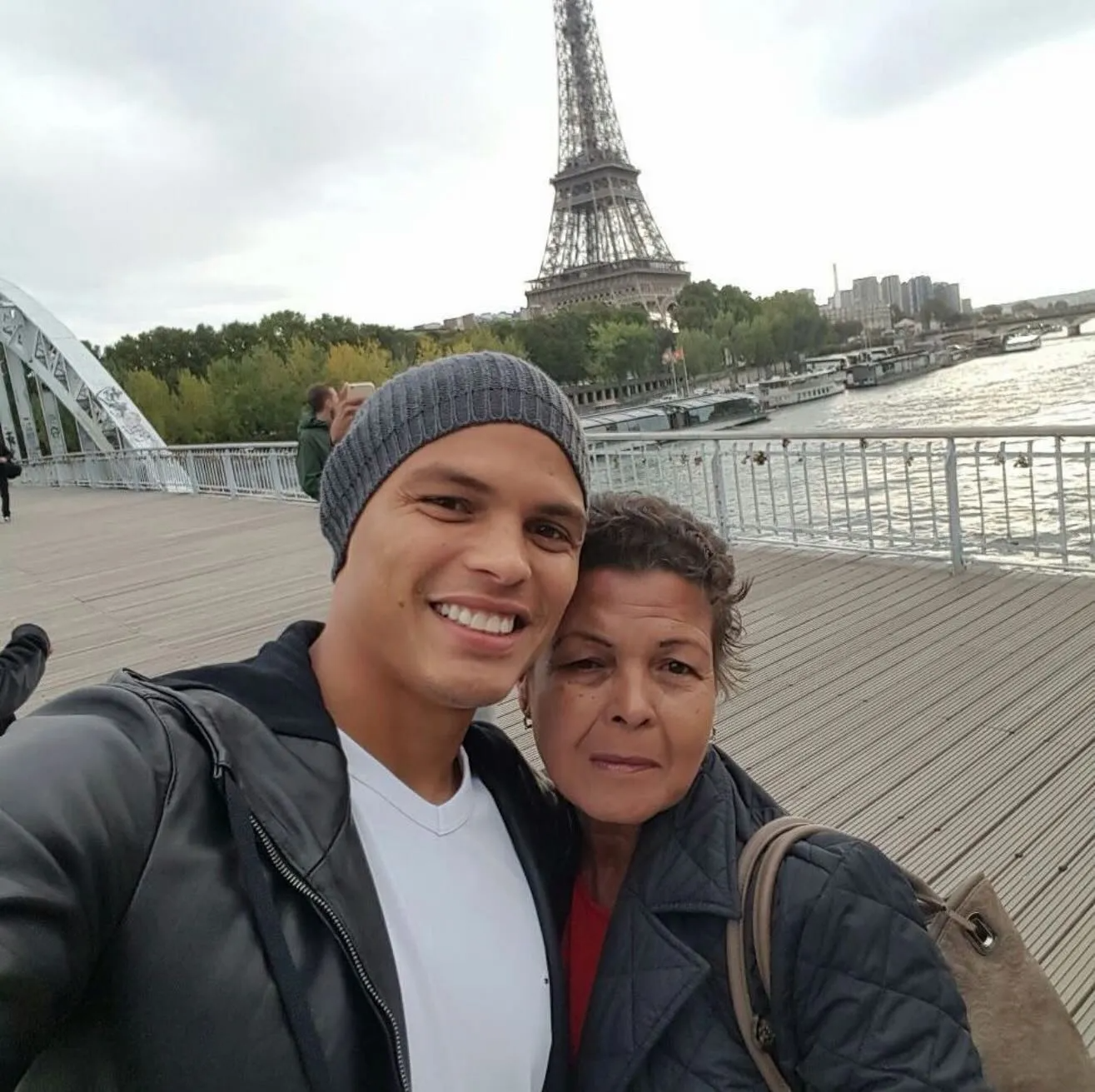 تياغو سيلفا يعلن رحيل والدته 