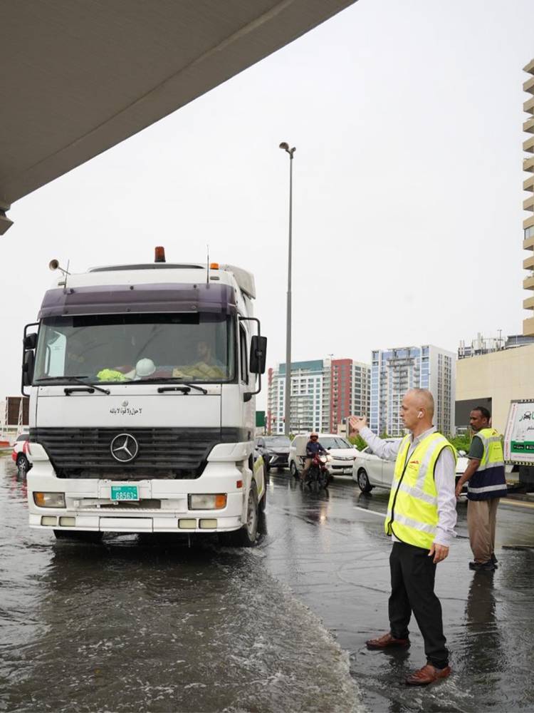 دبي.. 1300 كادر و500 صهريج لمواجهة الأحوال الجوية 