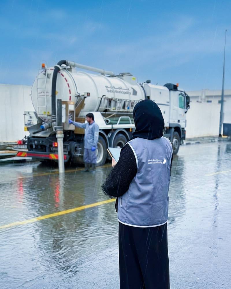 رياح نشطة واستمرار سقوط أمطار غزيرة.. اليوم 