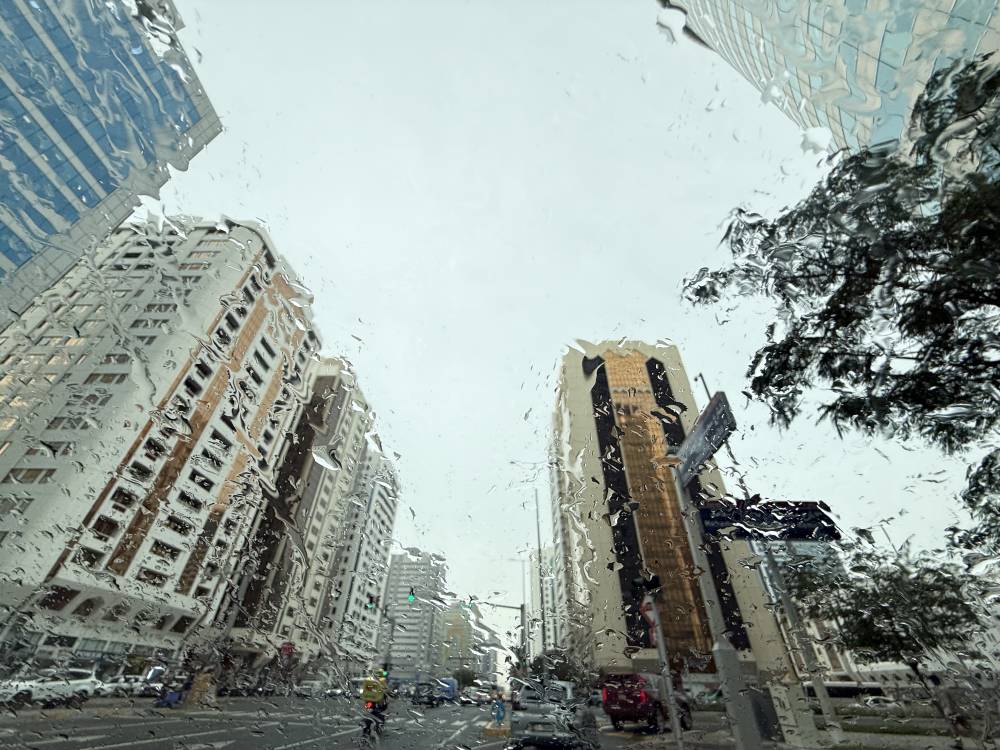 طقس غائم وأمطار خفيفة على أبوظبي وضواحيها