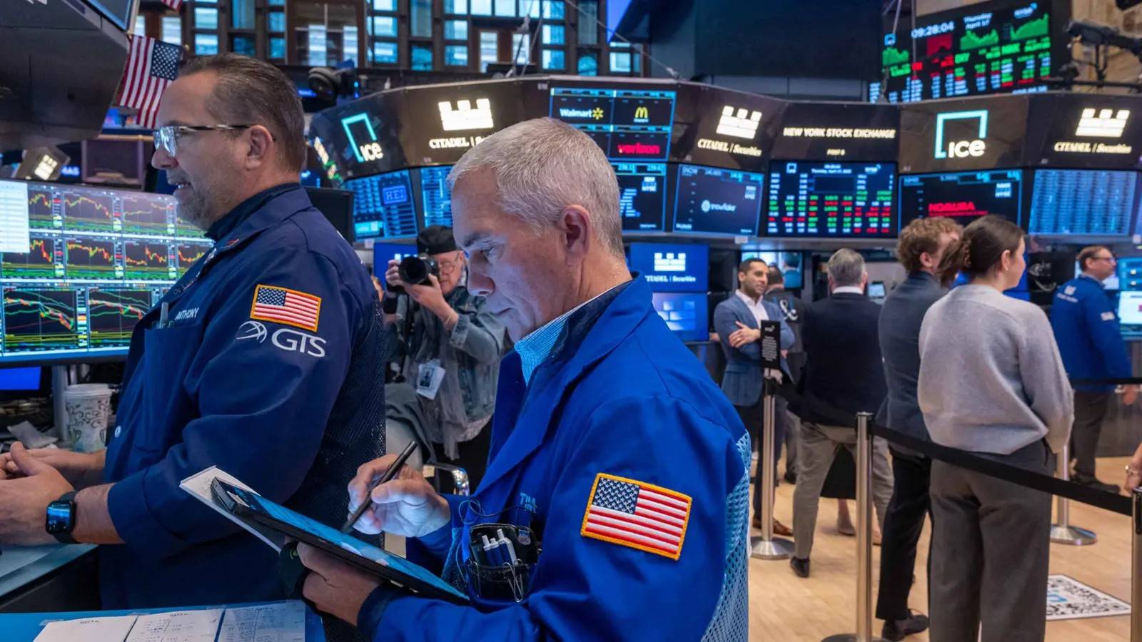 «وول ستريت» تتباين وسط حذر المستثمرين من هشاشة الهدنة – مشاهير