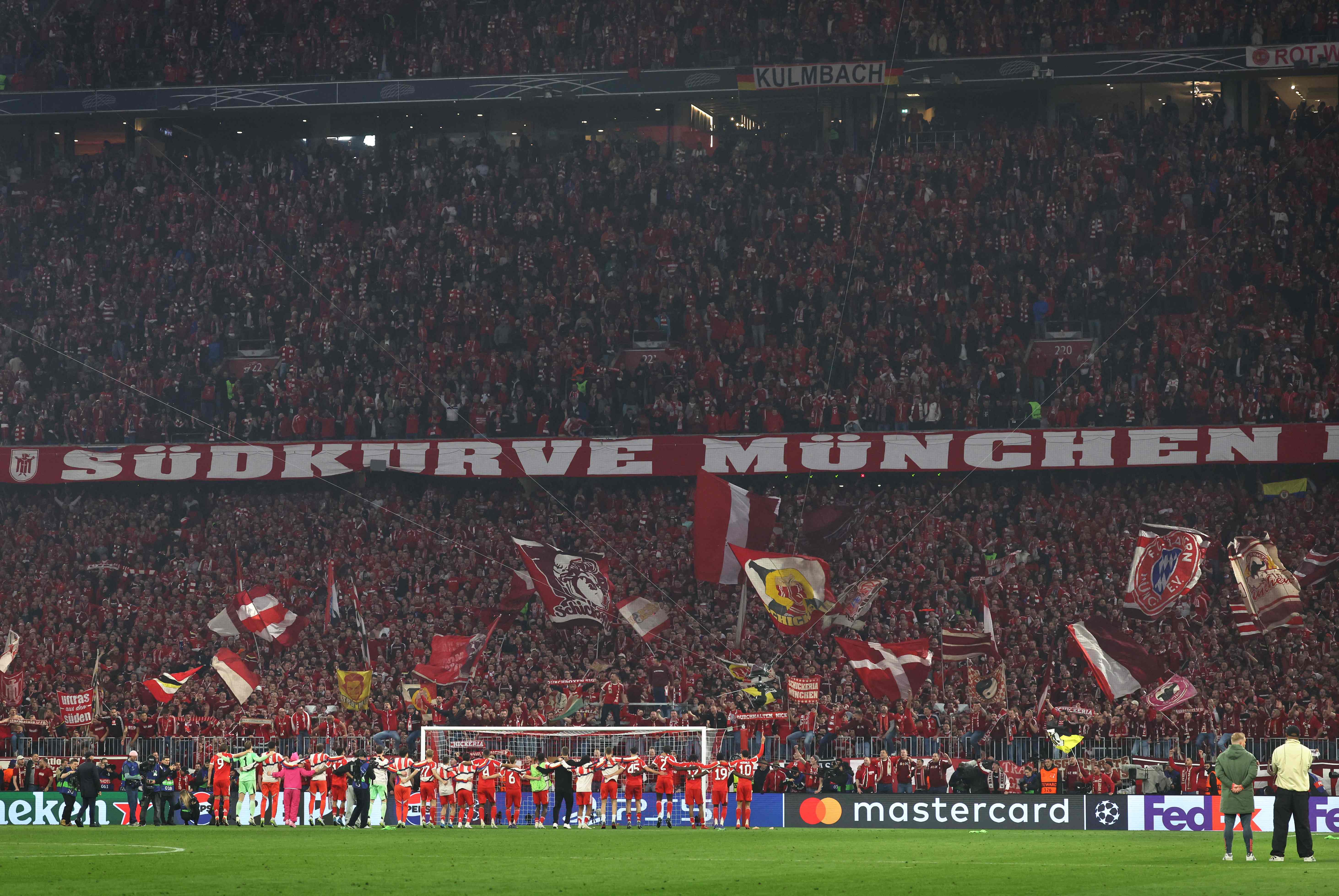 كاد يؤدي إلى كارثة.. بايرن يعتذر عن اجتياح الجمهور للمصورين في موقعة الريال 