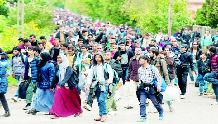 مهاجرون يعبرون إلى الحدود الأوروبية