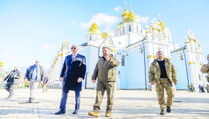 بايدن وزيلنسكي في كييف