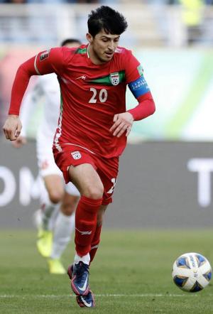 أزمون بقميص المنتخب الإيراني 1