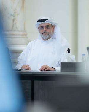 سلطان بن محمد مترئّساً الاجتماع