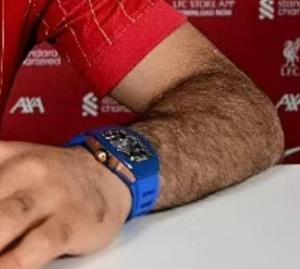 مليون دولار في يد محمد صلاح أثناء التوقيع مع ليفربول