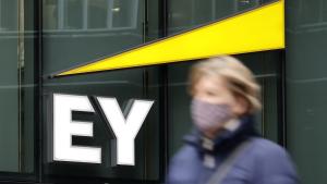 مدخل مكاتب «إي واي» في لندن