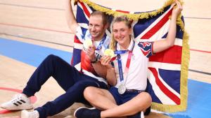 جيسون كيني مع زوجته الدراجة لورا