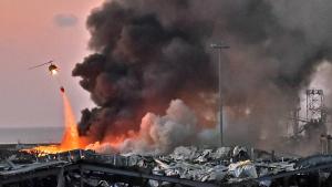 مروحية تحاول إخماد النيران في مرفأ بيروت في 4 أغسطس 2020 (ا ف ب)